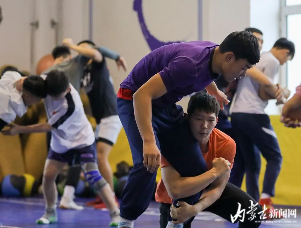 职业球员如何通过联赛提升竞技水平_2